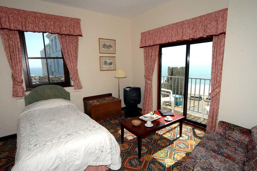 No: 1 The Esplanade Guest Accommodation. Tenby Zewnętrze zdjęcie